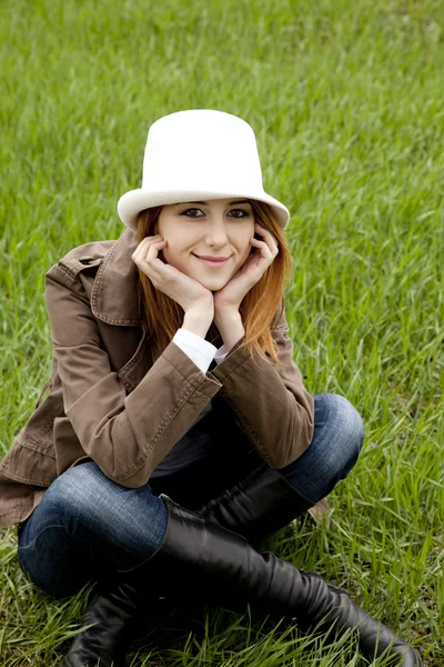 緑の春の草で白い帽子の若者のファッションの女の子. ストックフォト