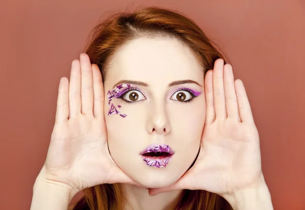 Mooi roodharig meisje met snoep make-up. — Stockfoto