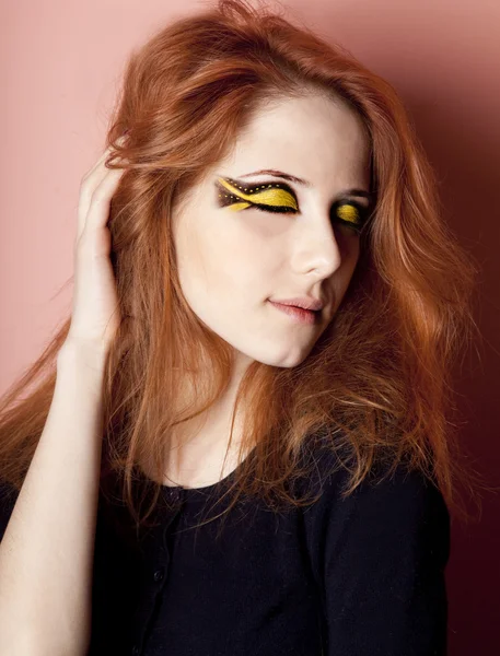 Güzel kızıl saçlı kız stil makyaj ile portresi. — Stok fotoğraf