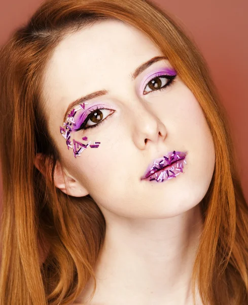 Portret van prachtige roodharige meisje met make-up stijl. — Stockfoto