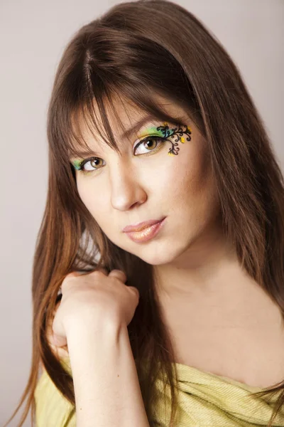 Portret van mooie brunette meisje met make-up stijl. — Stockfoto