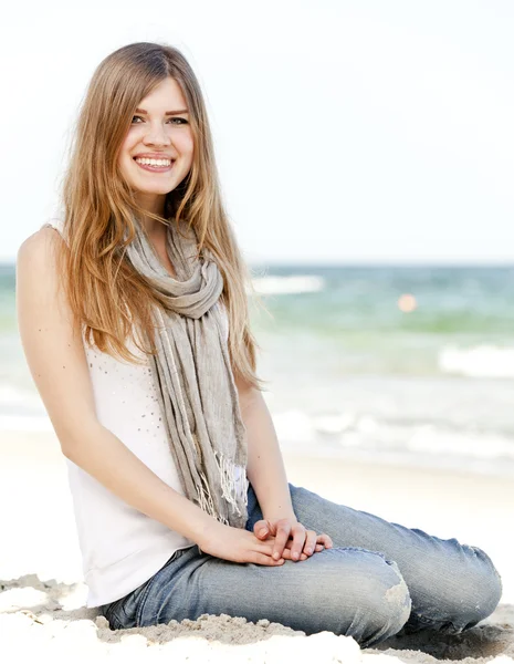 Engraçado adolescente menina sentado na areia na praia . — Fotografia de Stock