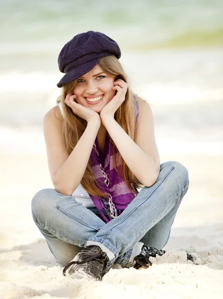 Αστείο κορίτσι εφήβων συνεδρίαση στην άμμο στην παραλία. — Φωτογραφία Αρχείου