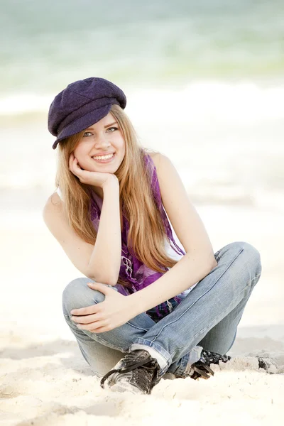 Смішна дівчина-підліток сидить на піску на пляжі . — стокове фото