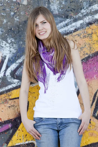 Styl dziewczyna w pobliżu graffiti ściany. — Zdjęcie stockowe