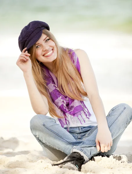 Смешная девочка-подросток сидит на песке на пляже . — стоковое фото