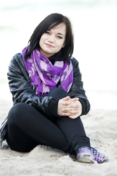 Engraçado adolescente menina sentado na areia . — Fotografia de Stock