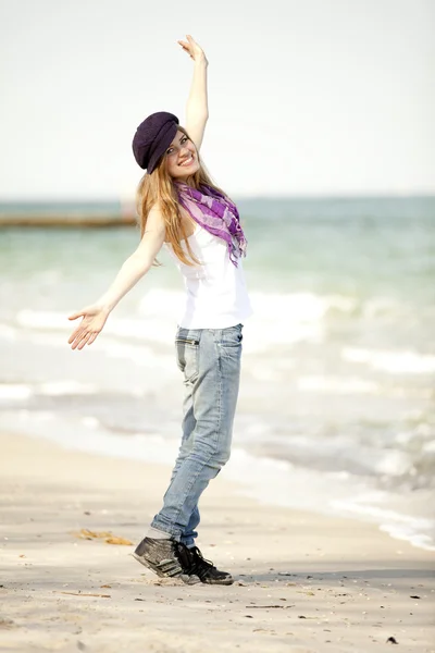 Divertente ragazza adolescente in spiaggia . — Foto Stock