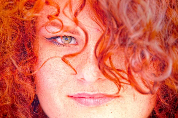 HDR Portret van roodharige meisje. — Stockfoto