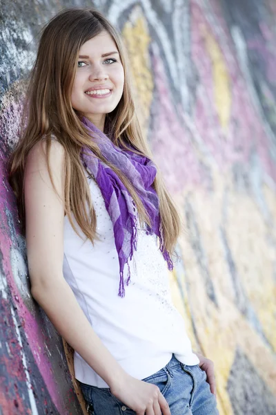 Estilo menina adolescente perto da parede de grafite . — Fotografia de Stock