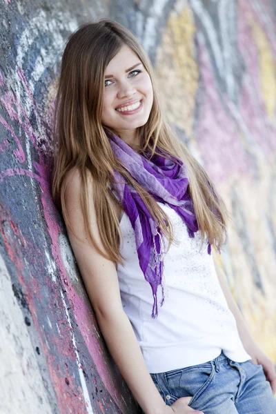 Stil tonåring flicka nära graffiti wall. — Stockfoto