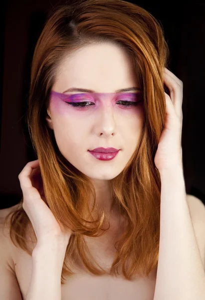 Retrato de hermosa pelirroja con maquillaje de estilo — Foto de Stock