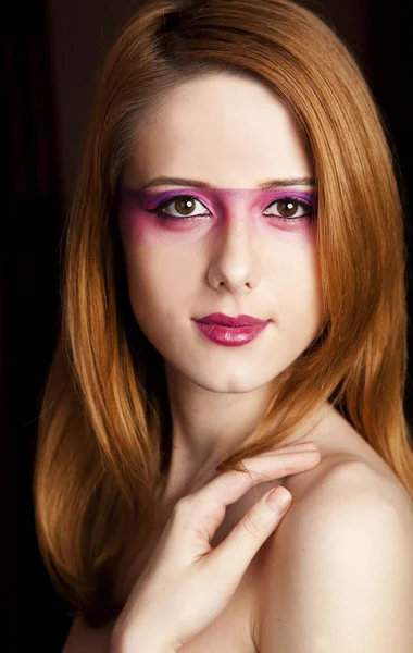 Portrét krásnou zrzavou holku s make-up styl — Stock fotografie