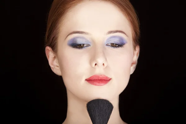 Retrato de chica pelirroja hermosa con el estilo de maquillaje y cepillo . — Foto de Stock