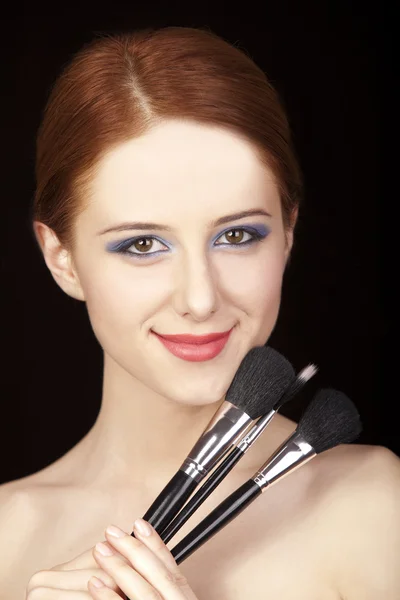 Portrét krásná rusovláska dívka make-up styl a štětec. — Stock fotografie