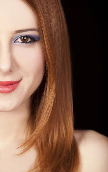 Портрет красивой рыжей девушки со стильным макияжем — стоковое фото