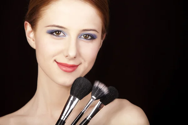 Portret van prachtige roodharige meisje met stijl make-up en borstel. — Stockfoto