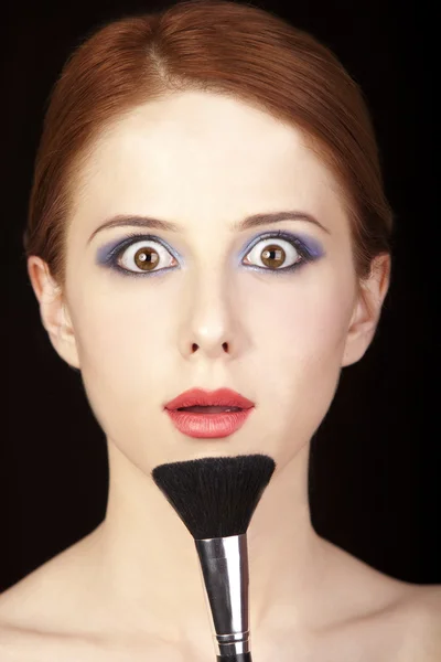Güzel kızıl saçlı kız stil makyaj ve fırça ile portresi. — Stok fotoğraf