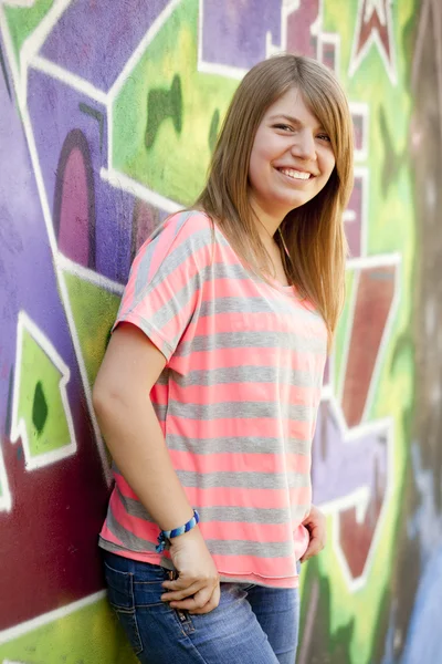 Stílusban tini lány graffiti fal közelében. — Stock Fotó