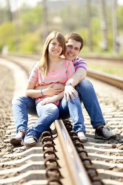 Casal sentado na estrada de ferro . — Fotografia de Stock