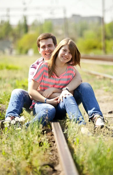 Пара сидить на залізниці . — стокове фото