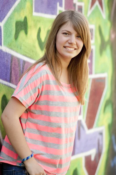 Dospívající dívka stylu poblíž graffiti zeď. — Stock fotografie