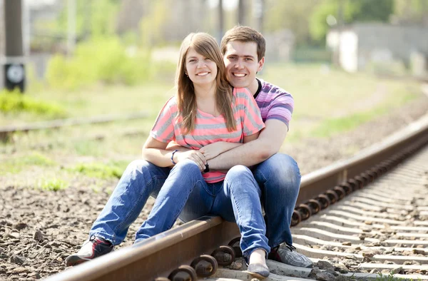 Couple assis au chemin de fer . — Photo