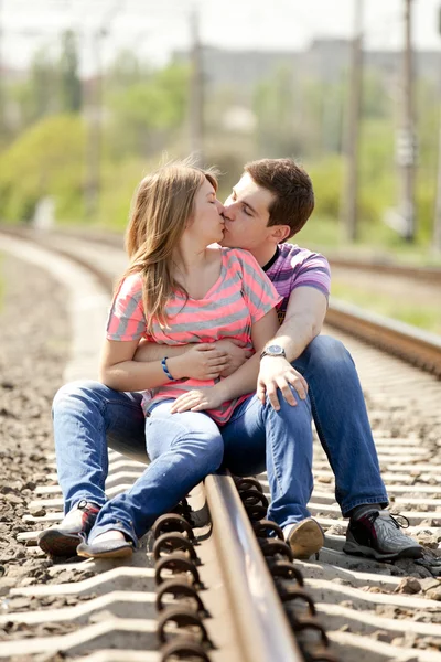 Pareja besándose en el ferrocarril . —  Fotos de Stock