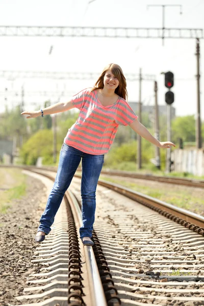 Дівчина-підліток на залізниці . — стокове фото