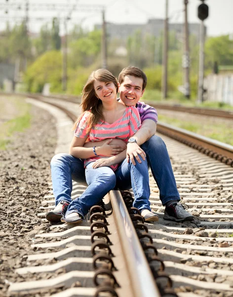 Ζευγάρι συνεδρίαση στο σιδηρόδρομο. αστικές φωτογραφία. — Φωτογραφία Αρχείου