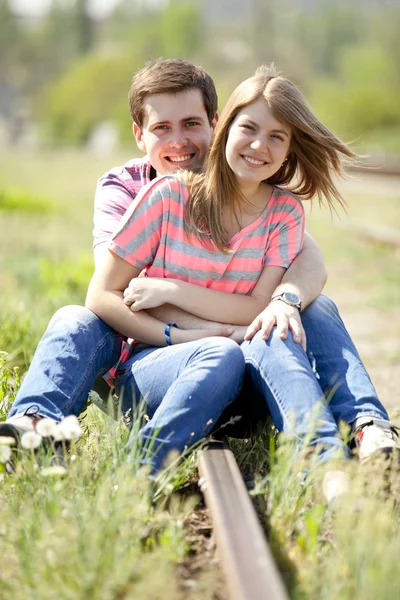 Pareja sentada en el ferrocarril. Foto urbana . —  Fotos de Stock