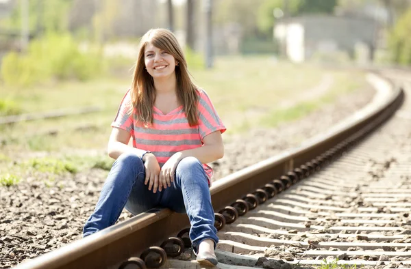 Menina adolescente em ferrovias . — Fotografia de Stock