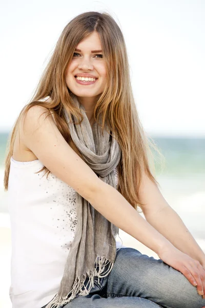 Engraçado adolescente menina sentado perto do mar . — Fotografia de Stock