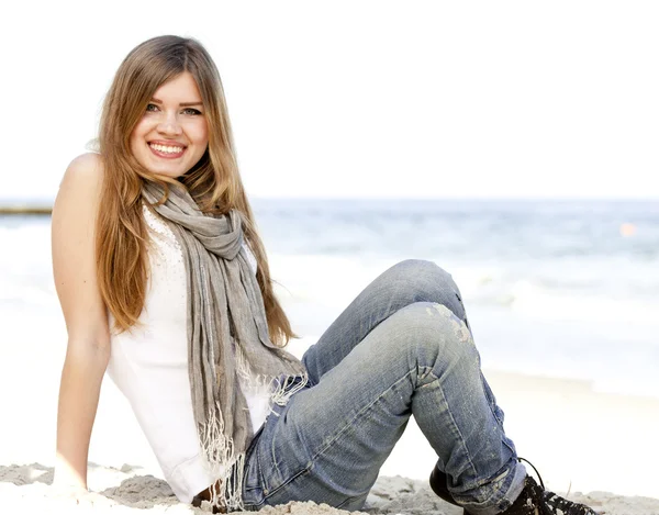Funny dospívající dívka sedí u moře. — Stock fotografie