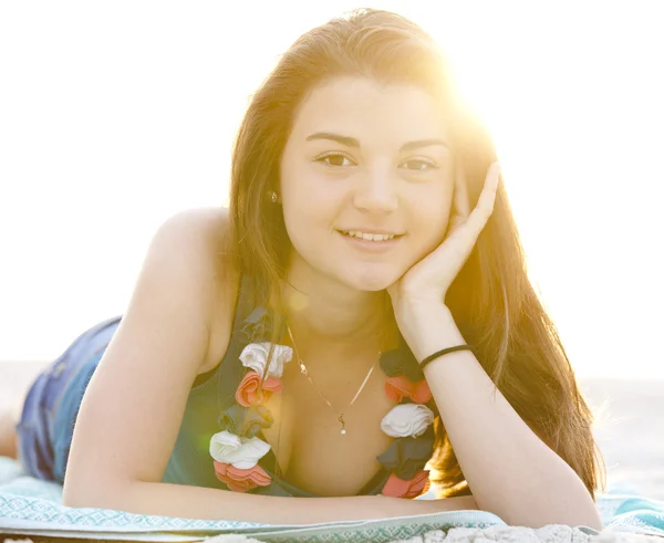 Brunett flicka på stranden i soluppgång. — Stockfoto