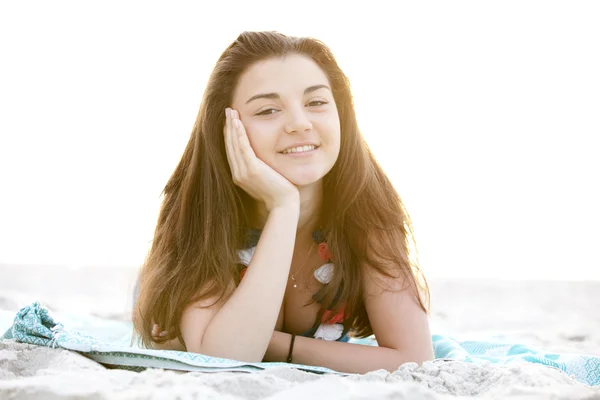 Chica morena en la playa al amanecer . — Foto de Stock