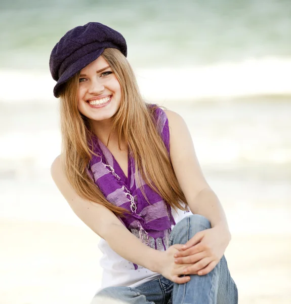 Αστείο κορίτσι έφηβος κοντά στη θάλασσα. — Φωτογραφία Αρχείου
