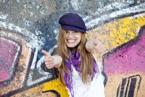 Stijl tiener meisje in de buurt van graffiti muur. — Stockfoto
