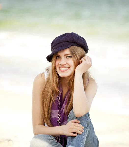 Engraçado adolescente menina perto do mar . — Fotografia de Stock