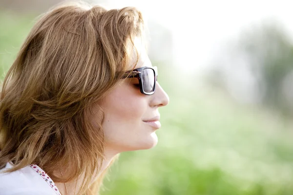 Chica rubia en gafas de sol en el parque de verano . — Foto de Stock