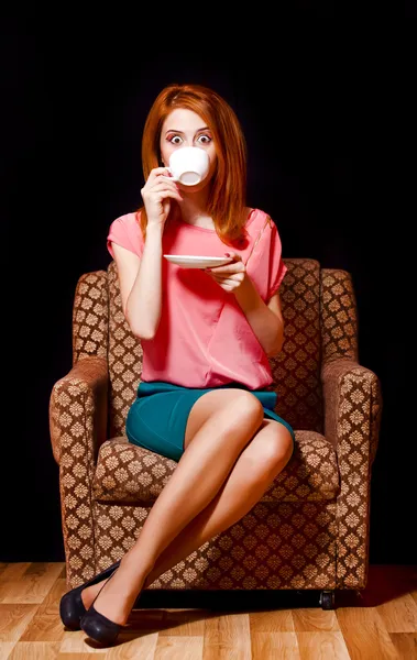 Verrast roodharige meisje met kop koffie. 70s — Stockfoto