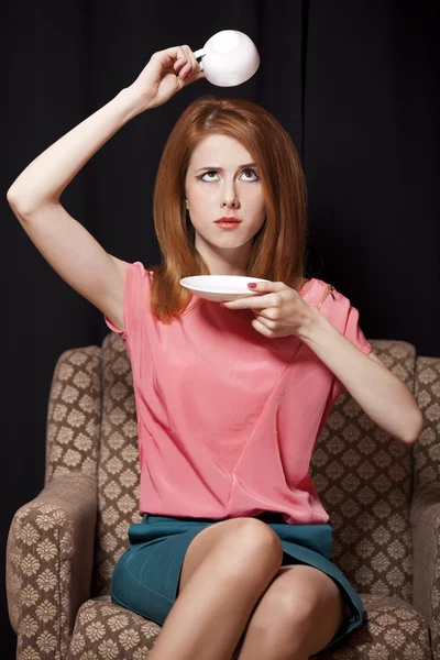 Překvapený rusovláska dívka s šálkem kávy. 70s — Stock fotografie