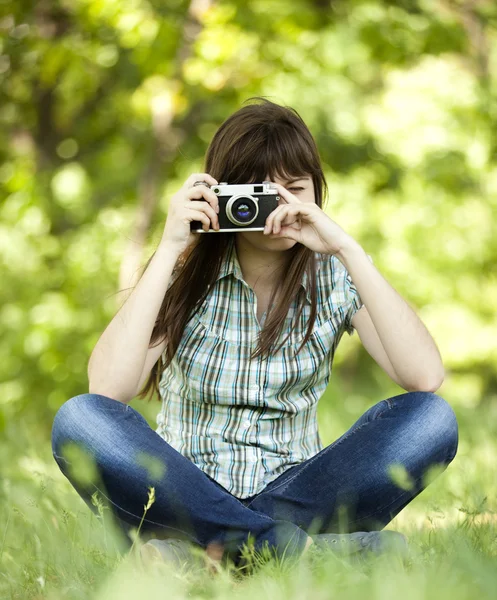 Teen flicka med kamera på den gröna parken. — Stockfoto