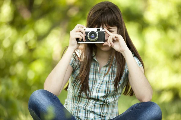 Dospívající dívka s kamerou na zelený park. — Stock fotografie