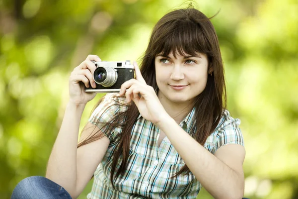 十几岁的女孩用相机在绿色公园. — 图库照片