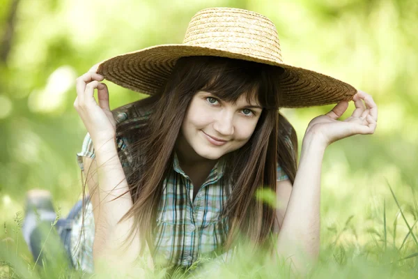 녹색 봄 잔디에 백색 모자에 있는 젊은 패션 소녀. — 스톡 사진