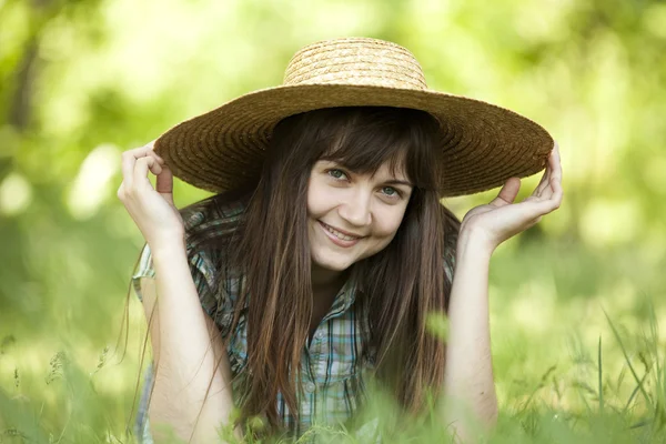 Moda młoda dziewczyna w biały kapelusz w trawa wiosna zielony. — Zdjęcie stockowe