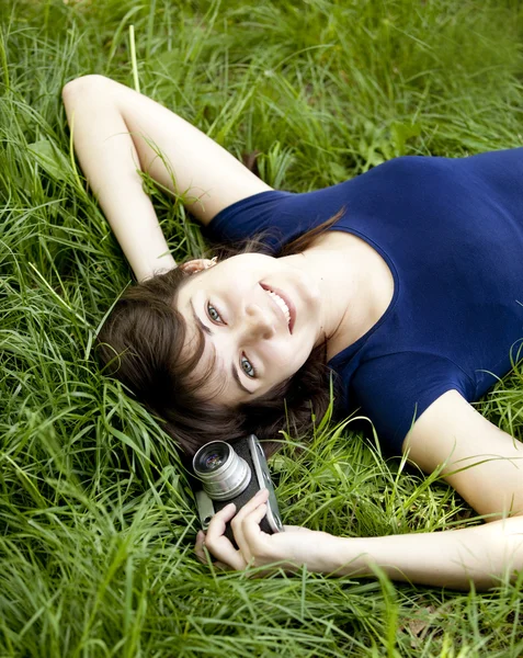 十几岁的女孩用相机在绿色公园. — 图库照片
