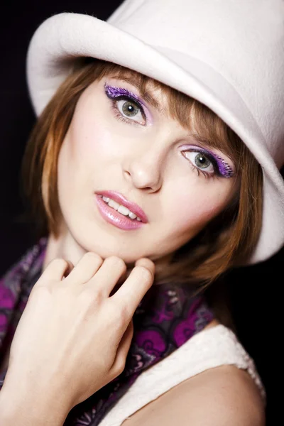 Porträtt av vacker rödhårig tjej med stil make-up. — Stockfoto