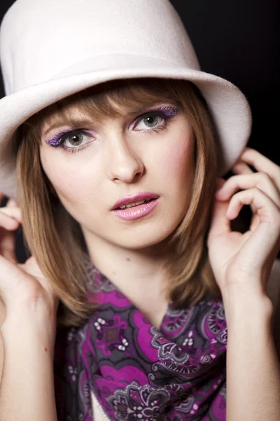 Retrato de hermosa pelirroja con maquillaje de estilo . —  Fotos de Stock